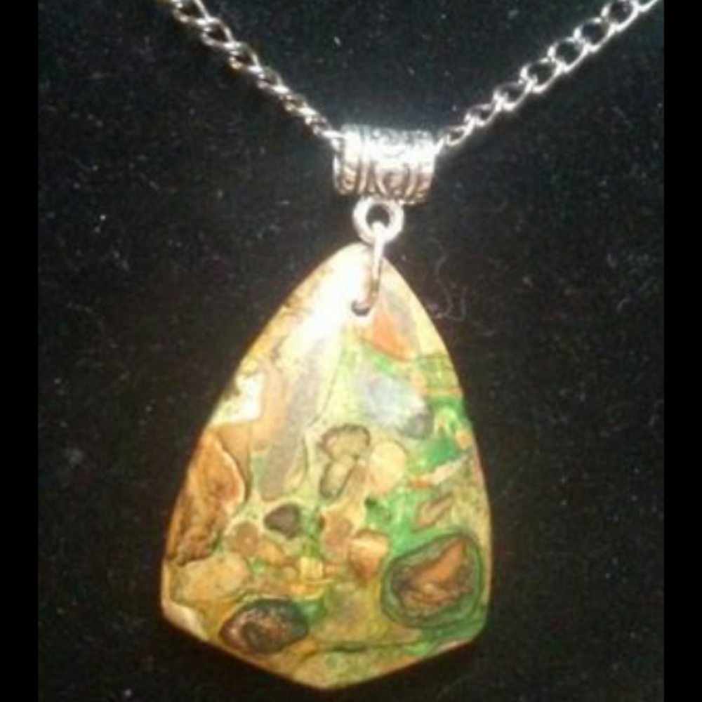 Unique Green Choi Finches Stone Pendant Necklace